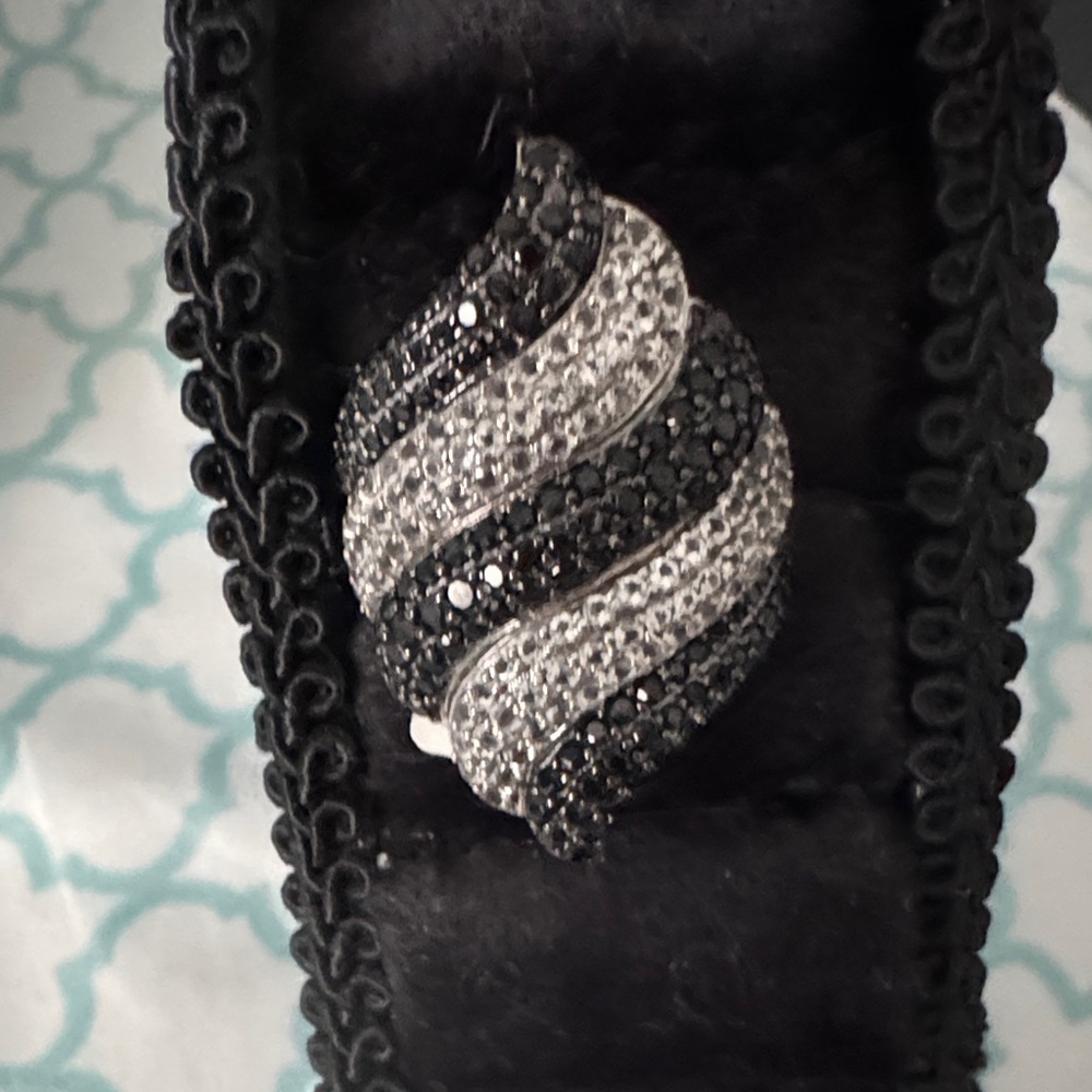 Elegant Black and Silver Swirl Ring